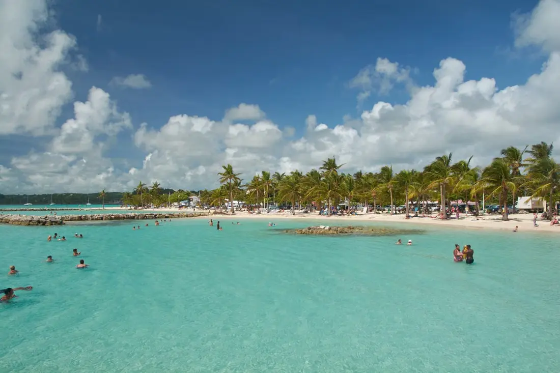 Plage de Sainte-Anne en Guadeloupe, terrain de jeu de l'agence digitale GDigital