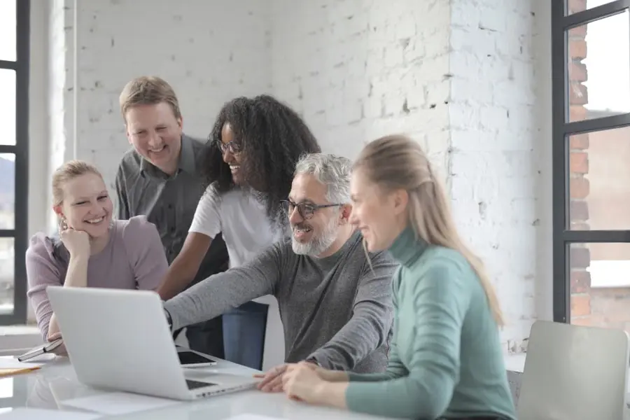Entrepreneurs échangeant avec une agence digitale en Guadeloupe
